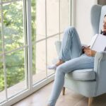 Mujer leyendo frente a la ventana