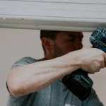 ajustar puerta pvc descolgada