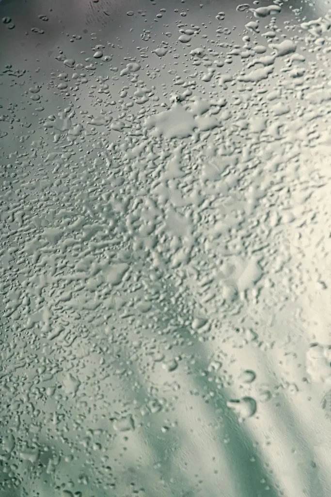 entra agua por el marco de la ventana